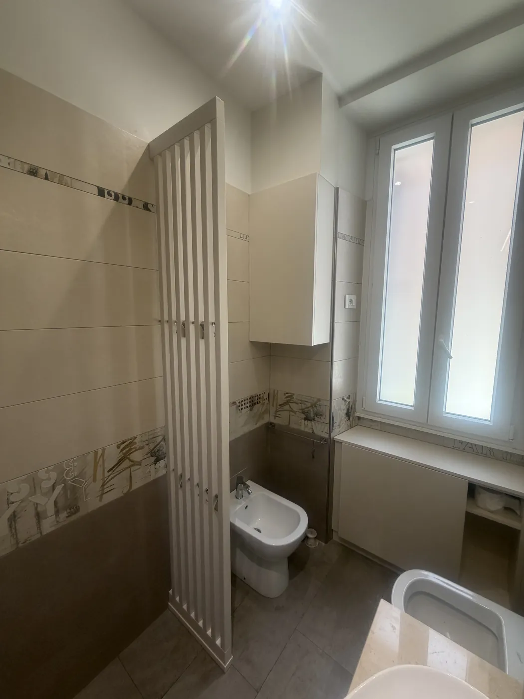 Separè a doghe e pensile in legno su misura per bagno