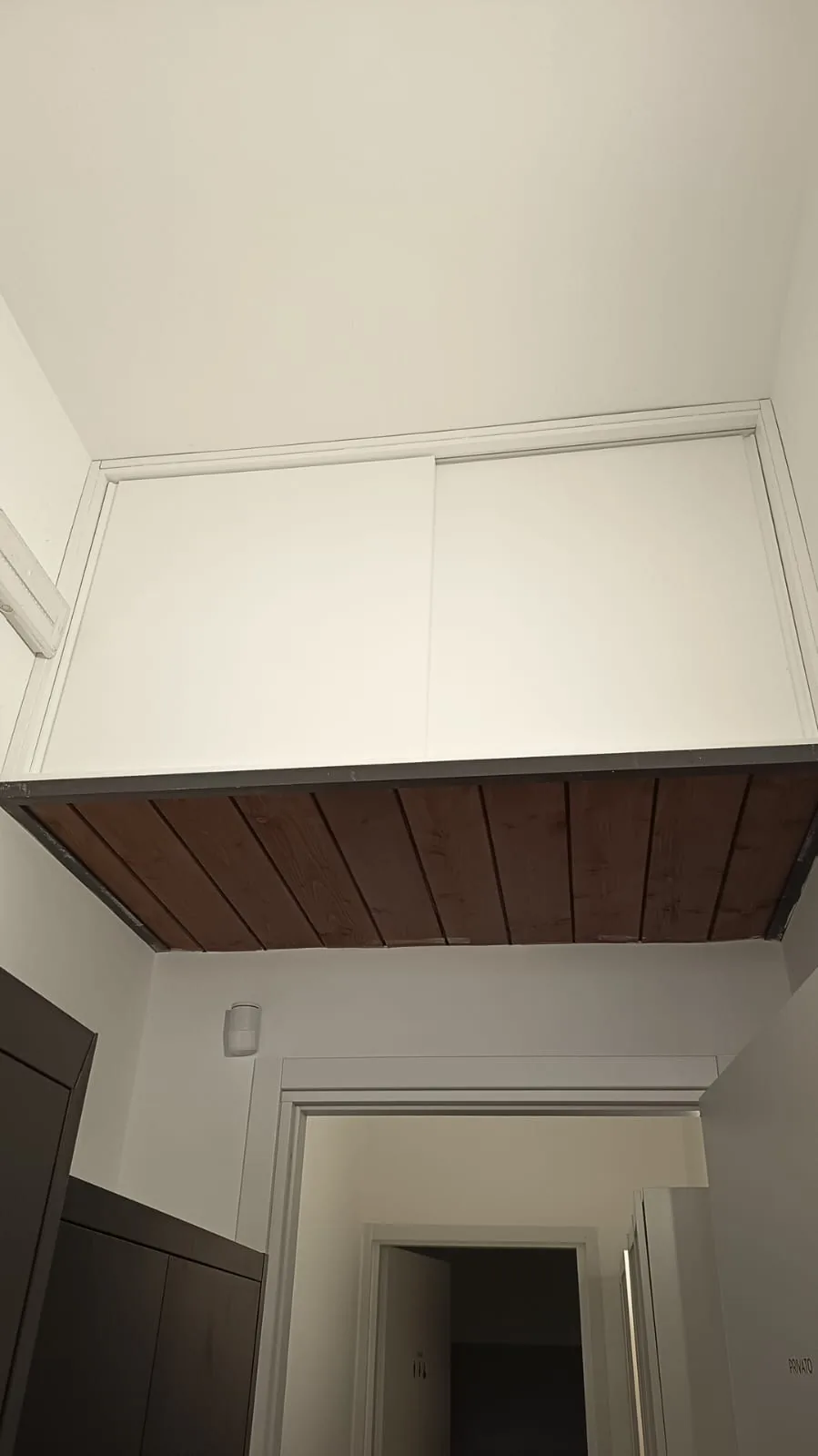 Boiserie a doghe in legno su misura per corridoio