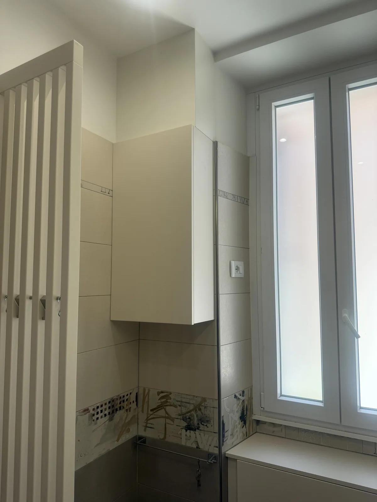 Mobile e coprisifone su misura in bagno
