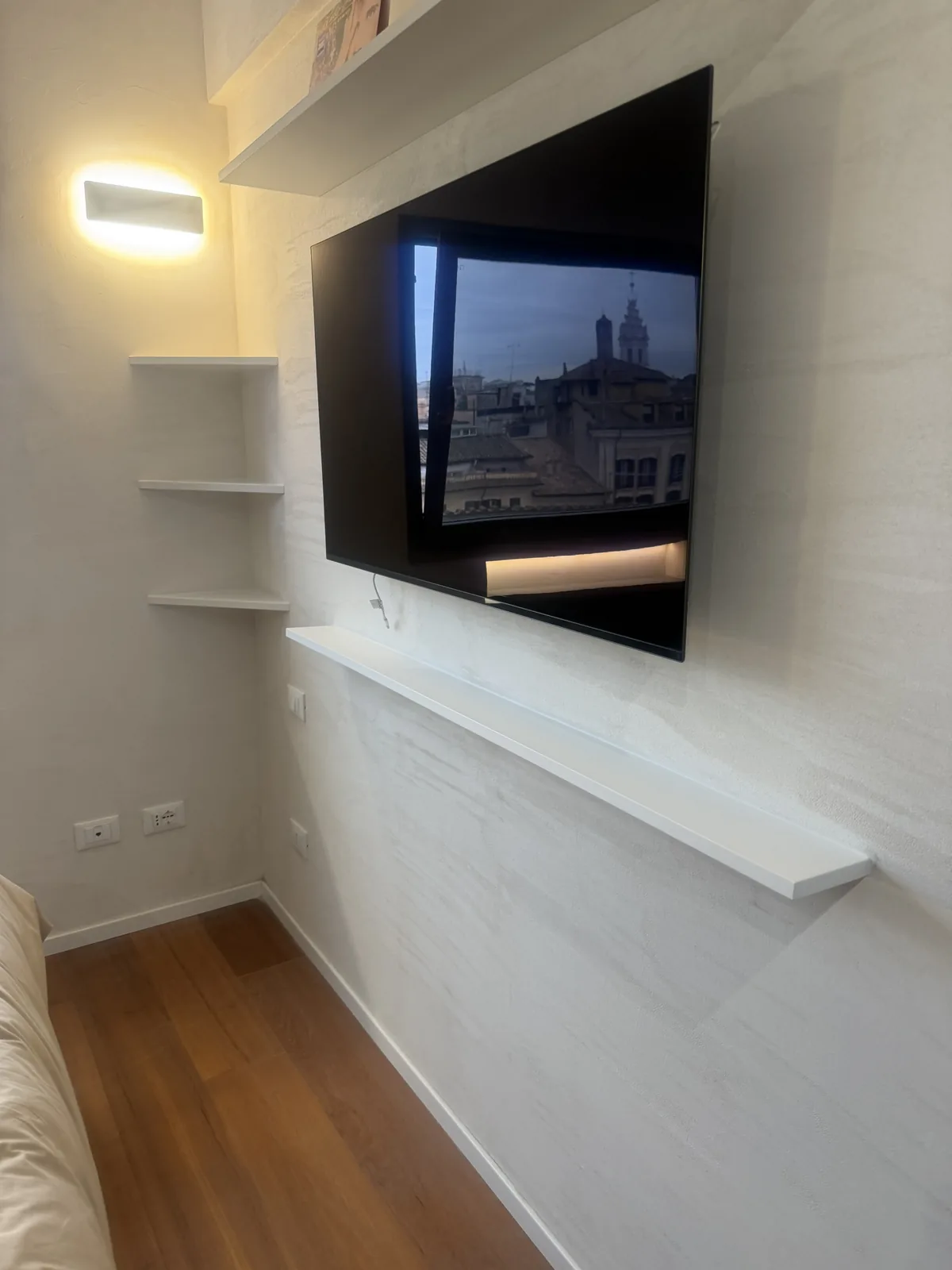 Parete TV e mensole in legno su misura