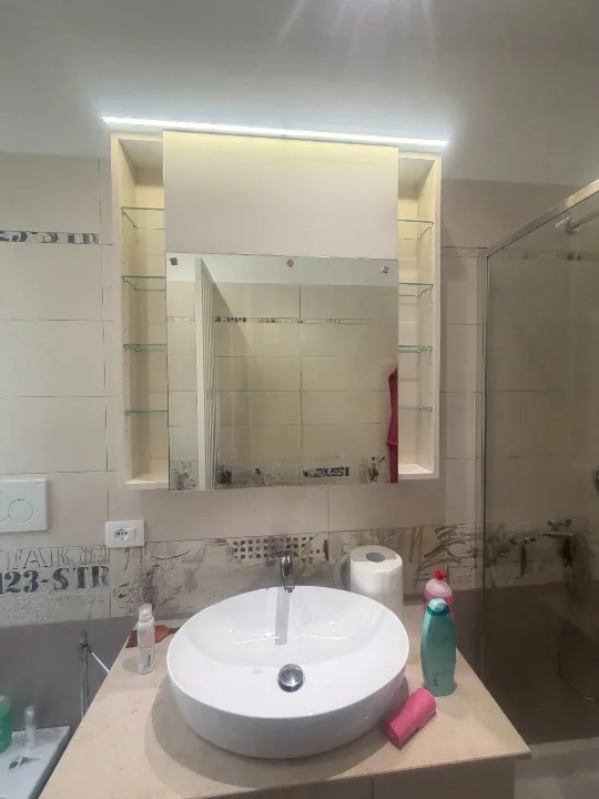 Specchio contenitore su misura in bagno